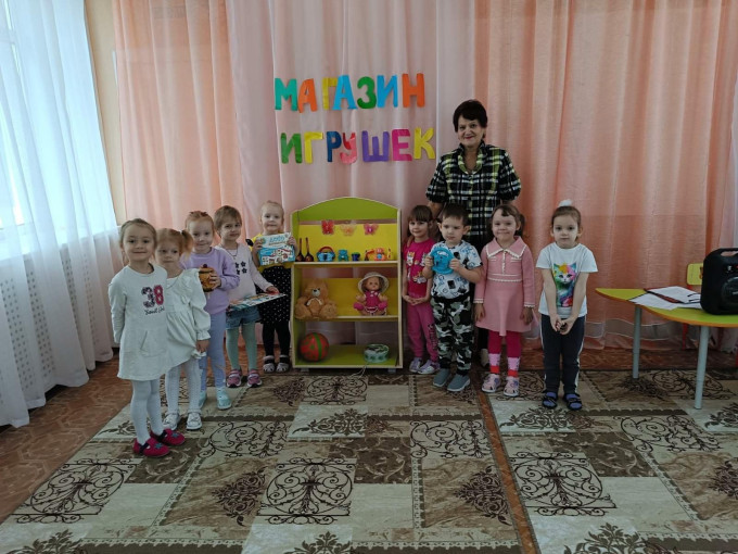 "В магазине игрушек " "В магазине игрушек ".