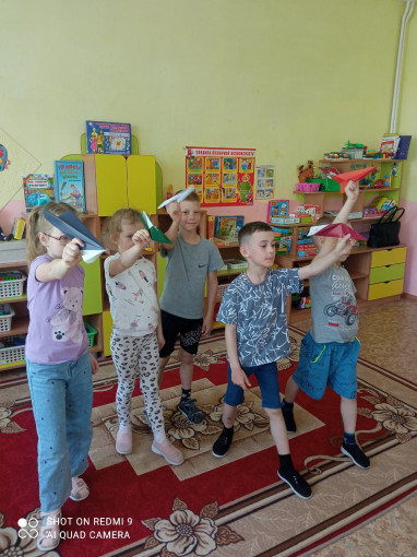 День бумажных самолётиков День бумажных самолётиков.